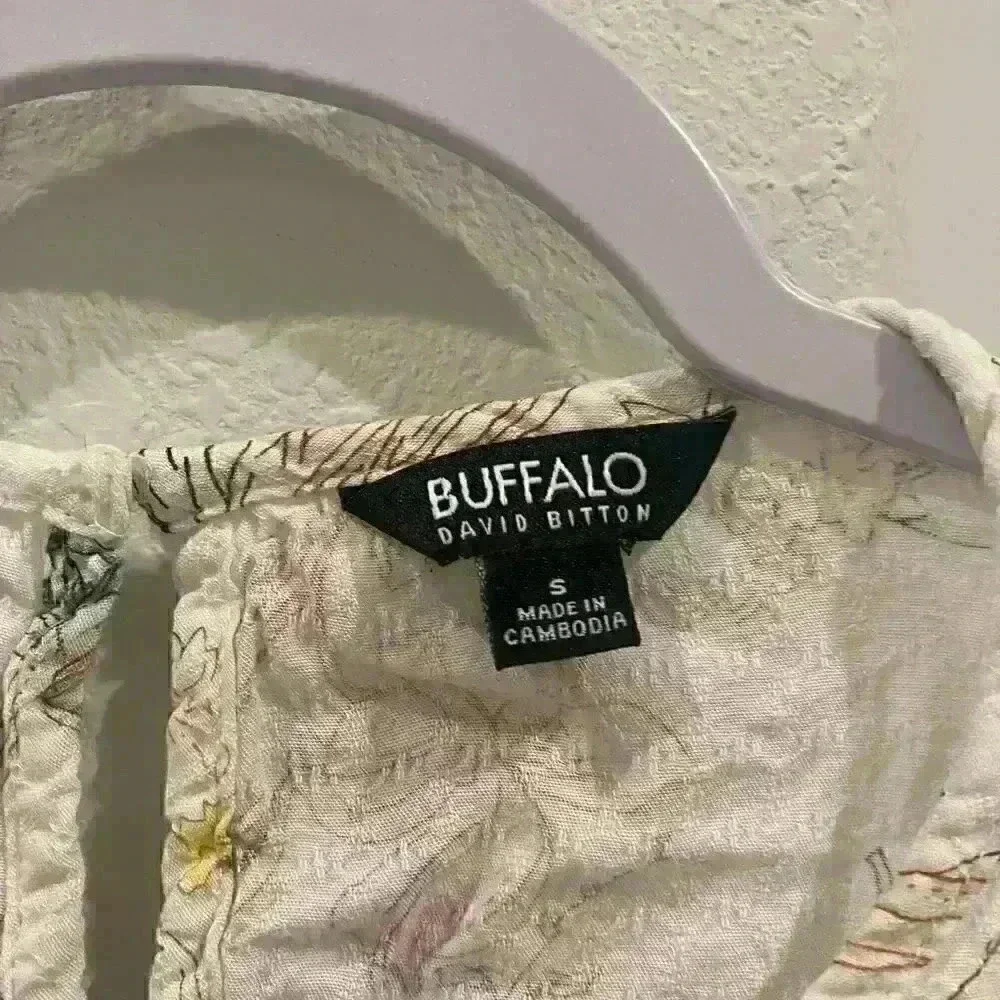 Buffalo white floral women knot front t shirt in Sz S (could fit Sz M) - EUC - Picture 4 of 4